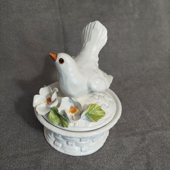 Vintage Bassano White Bird Lidded Basket Weave Container Dove Flowers Italy - Picture 1 of 11